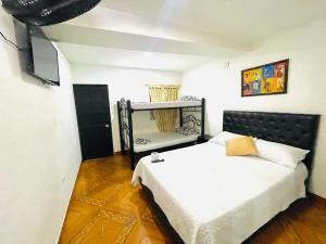比列塔Hotel Tradicional Villeta的一间卧室配有一张床和一台电视。