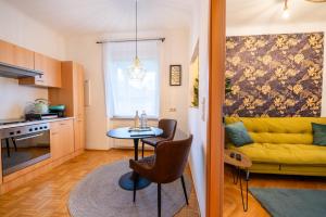 格拉茨Modernes Appartement的客厅配有黄色的沙发和桌子