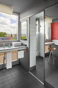 柏林柏林凯撒学院酒店的带淋浴和盥洗盆的浴室