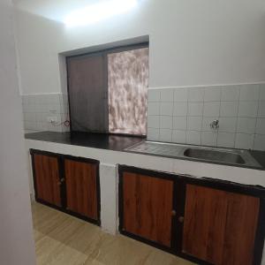 卡兰古特VILLA CASA SUMANJO (3BHK)的厨房配有水槽和台面