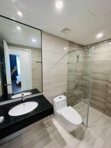 顺安Experience Luxury Living! Spectacular 1-Bedroom Apartment in Thuan An, Binh Duong的浴室配有卫生间、盥洗盆和淋浴。