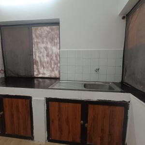 卡兰古特VILLA CASA SUMANJO (3BHK)的厨房配有水槽和台面