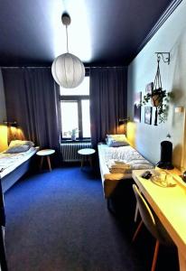 胡迪克斯瓦尔Hotell Temperance的客房设有两张床和一张书桌