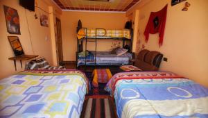 乌尤尼Hostal Golden Quinua的一间卧室配有两张床和一张双层床。