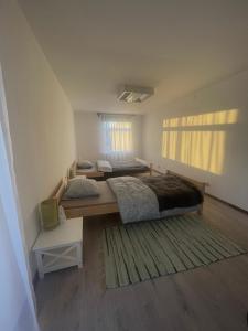 斯克伦达Viesu māja Stadula的一间带两张床的卧室和地毯