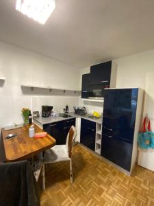 格蒙登Wohnung in Bahnhofsnähe mit Balkon - 35 m2的一间带木桌的厨房和一间带用餐室的厨房