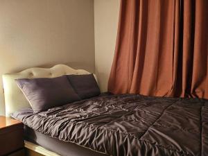首尔Urban Space Seolleung的卧室内的一张床位,配有红色窗帘