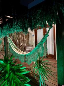阿廷斯Pousada Lanea Experience的两棵植物间的吊床