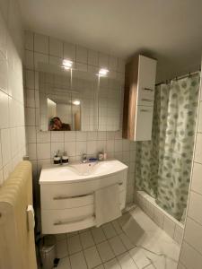 格蒙登Wohnung in Bahnhofsnähe mit Balkon - 35 m2的白色的浴室设有水槽和镜子