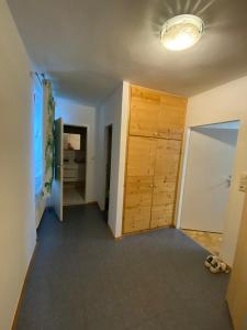 格蒙登Wohnung in Bahnhofsnähe mit Balkon - 35 m2的走廊上,房间设有木门