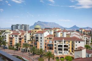 开普敦30% off Designer Penthouse - backup power - Cape Town的一座有建筑和山脉背景的城市