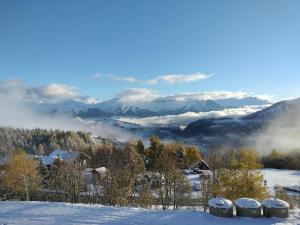 维拉伦贝特Appartement 2 Chbres Calme Vue vallée 500m des pistes的享有带三座雪 ⁇ 的雪山美景