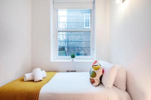 伦敦Welcome London Covent Garden的一间卧室配有一张带窗户的床