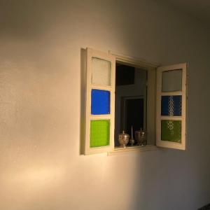 阿加迪尔Green IGR Guesthouse的窗户,有三个不同的彩色窗户