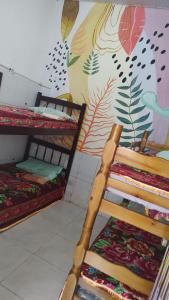 圣路易斯Pousada Aconchego的客房设有两张双层床和壁画。