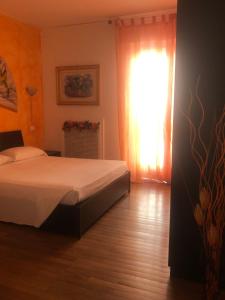 圣雷莫阿菲塔卡梅塞勒涅旅馆的一间卧室设有一张床和一个窗口