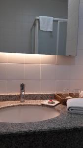 比泰兹Meis Hotel的浴室的柜台设有水槽和镜子