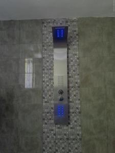 塔巴卡Villa Belle-Vue的浴室内配有蓝色灯光淋浴