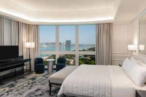 迪拜Le Meridien Mina Seyahi Beach Resort & Waterpark的酒店客房设有一张床和一个大窗户