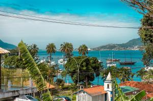 伊利亚贝拉Pousada Recanto da Villa的享有海港和水中船只的景色