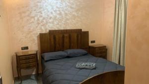 阿加迪尔Chic 3 Bed Villa in heart of Agadir的一间卧室设有一张大床和两个床头柜