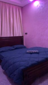 阿加迪尔Chic 3 Bed Villa in heart of Agadir的一间卧室配有带一张床的紫色客房