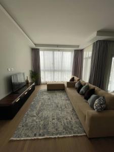 十月六日城Premium hotel apartment Aeon towers Sheikh Zayed City的带沙发和电视的大型客厅