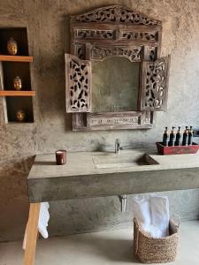 马达莱纳波西霍巴伊住宿加早餐旅馆的一间带水槽和镜子的浴室