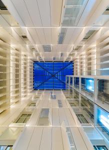 巴塞罗那H10大都会4 *索普酒店的一座大型建筑,设有玻璃地板和大窗户