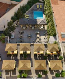 巴塞罗那H10大都会4 *索普酒店的享有庭院的空中景致,配有遮阳伞和游泳池