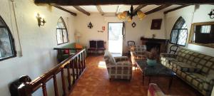 阿维拉ISLA DEL BURGUILLO的带沙发和桌子的客厅
