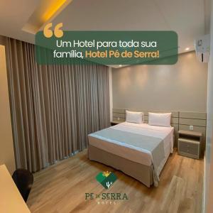 Nossa Senhora da GlóriaHotel Pé de Serra的酒店客房,配有一张床和一个阅读太阳酒店Pereza的标志