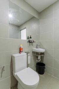 Kota SamarahanSUMMER SUITES APARTMENT CASETTA HOMESTAY 1 at Kota Samaraham Kuching的白色的浴室设有卫生间和水槽。