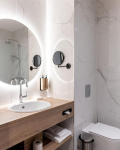 阿尔克马尔Hotel Alkmaar的一间带水槽和卫生间的浴室