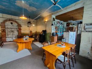 梅图耶河畔特普利采Penzion Severka的一间设有两张木桌和厨房的房间