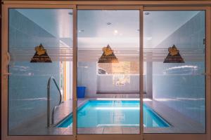 格塞尔镇拉斯格隆德里那斯的酒店的窗户房间内的游泳池