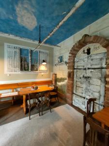 梅图耶河畔特普利采Penzion Severka的一间设有木桌和砖墙的用餐室
