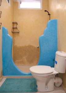 舍夫沙万CASA BLUE PEARL的浴室配有卫生间和带浴缸的淋浴。