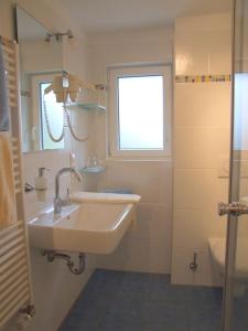 富特旺根布伦德山间客栈及酒店的一间带水槽和窗户的浴室