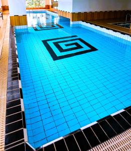 内罗毕Urban Haven 3BR Apartment的铺有蓝色瓷砖的游泳池