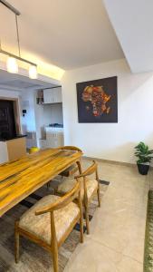 内罗毕Urban Haven 3BR Apartment的一间带木桌和长凳的用餐室