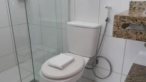 邦比尼亚斯Pousada Bomar Bombinhas的带淋浴的浴室内的白色卫生间