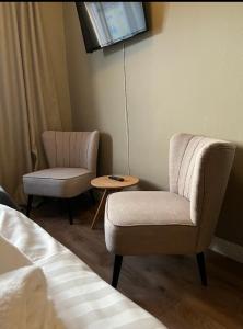 SmedjebackenSteel Hotel的酒店客房配有2把椅子和桌子