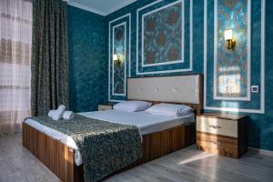 盖贝莱Qafqaz Panoramic Mountain Chalet的一间卧室设有一张床和蓝色的墙壁