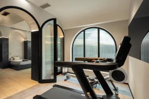 阿威罗MS Collection Aveiro - Palacete Valdemouro的一间设有跑步机和窗户的健身房