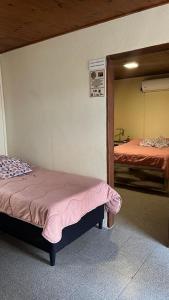 特立尼达岛Casita de Piedra 11的一间医院房间,设有两张床