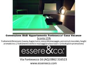拉奎拉Appartamento Fontesecco的一个在房间里设有绿色泳池的网站