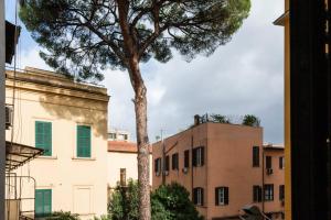 罗马TRASTEVERE APARTMENT - ZEN REAL ESTATE SRL的建筑物前的树