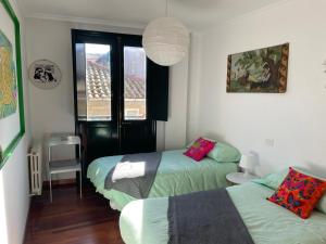 阿拉力兹Piso BOLBORETEIRO的一间卧室设有两张床和窗户。