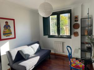 阿拉力兹Piso BOLBORETEIRO的带沙发和窗户的客厅